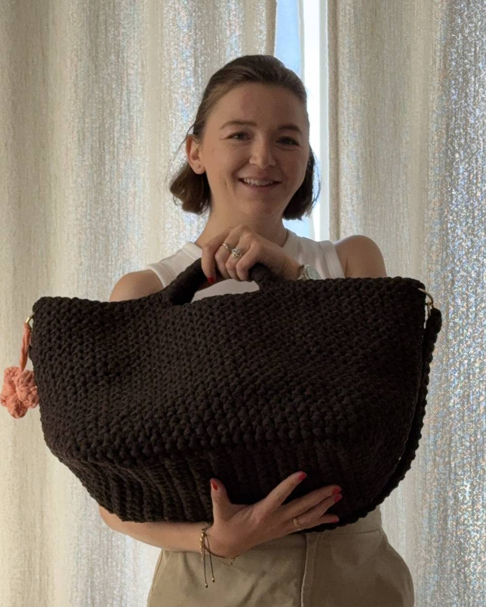 Joy Viktoria Schreiber lacht und hält eine große dunkelbraune Aurora